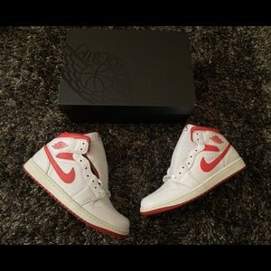 Air Jordan 1 Mid SE/ White/Dune Red/Sail/Lobster